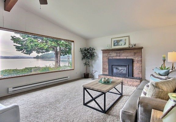 4th image of 210 E Bayshore Dr