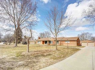 300 Arrowhead Dr, Green Bay, WI 54301