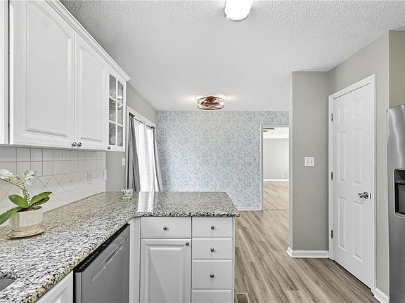 4th image of 186 Rebecca Dr