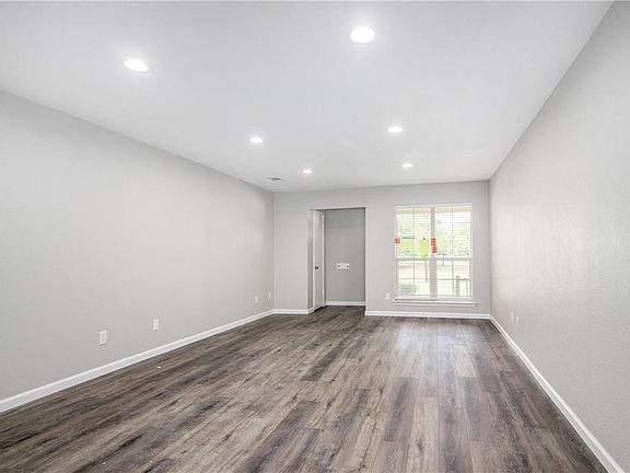 4th image of 2808 Golfing Green Dr
