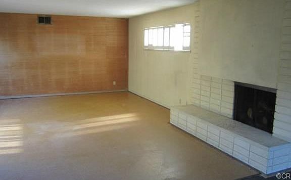 FIREPLACE IN LIVINGROOM