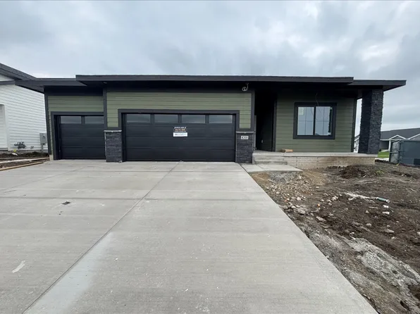 8205 Mahon Ct, Johnston, IA 50131