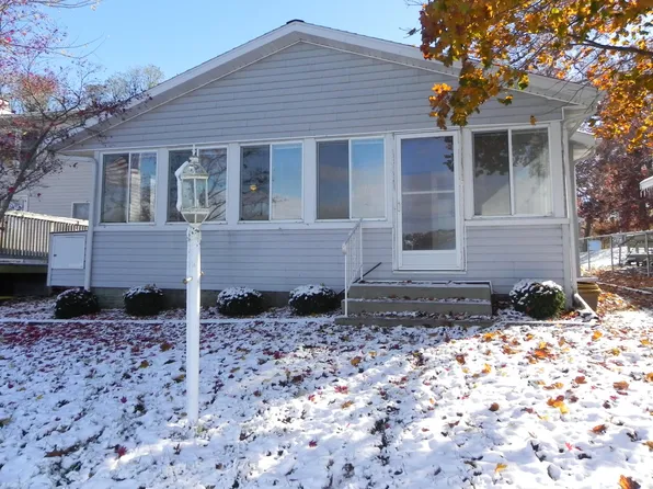 27304 Oak Dr, Sturgis, MI 49091