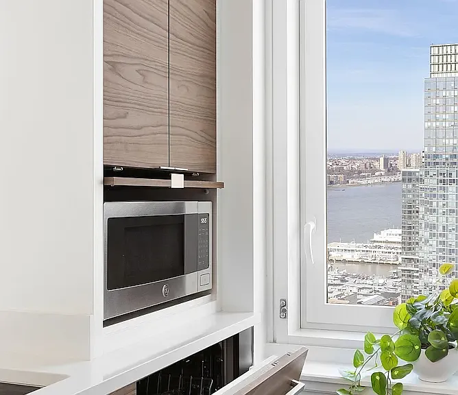 555 W 38th St #2701 — Photo 3