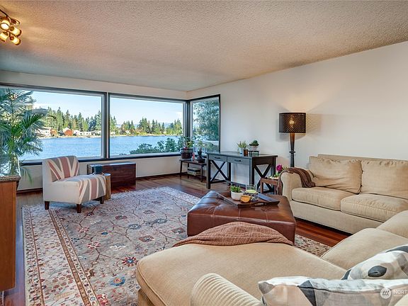 Living room with excellent lake view>