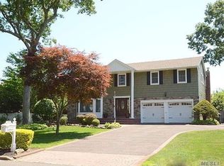 10 Ron Ct, Commack, NY 11725
