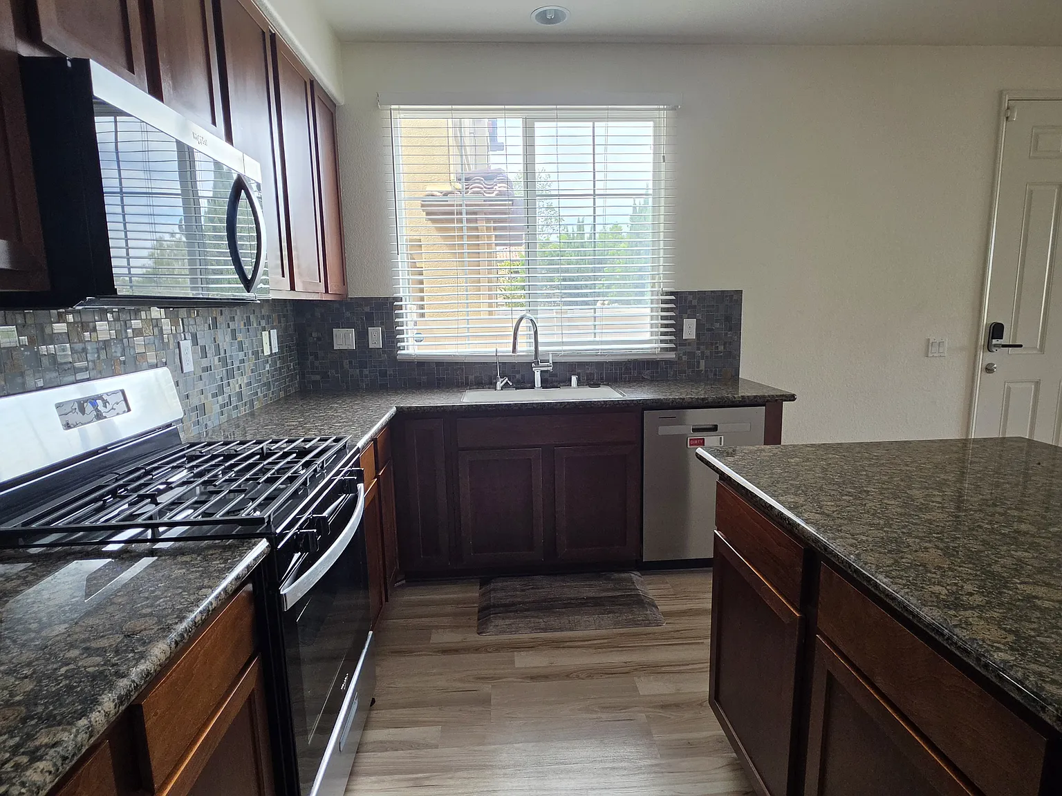 3 bed, 2.5 bath, 1621 sqft, $3,775 — Photo 4