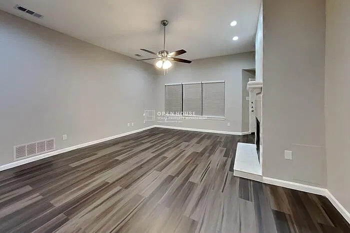 3 bed, 2.0 bath, 1732 sqft, $2,300 — Photo 3