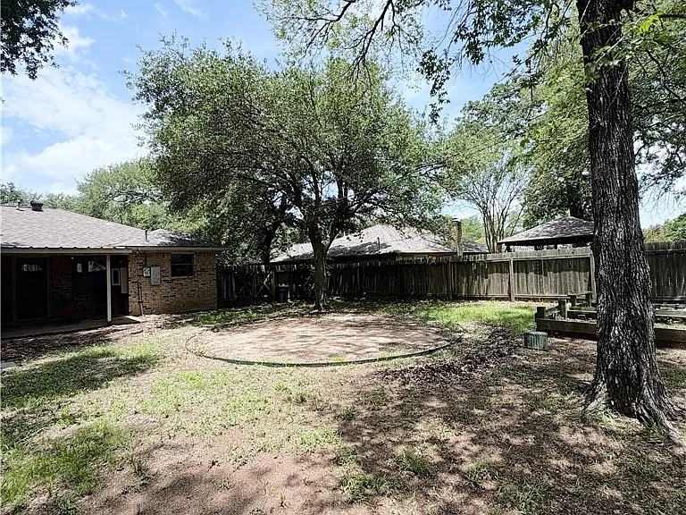2706 Red Hill Dr — Photo 42
