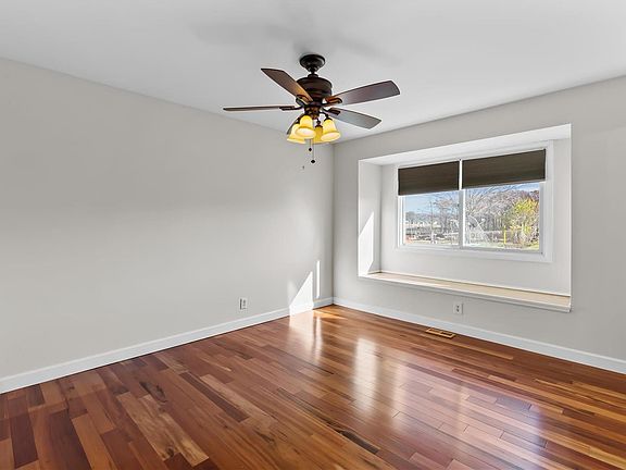 3rd image of 46 S Hillview Dr