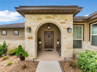 121 Fairway Dr, Floresville, TX 78114