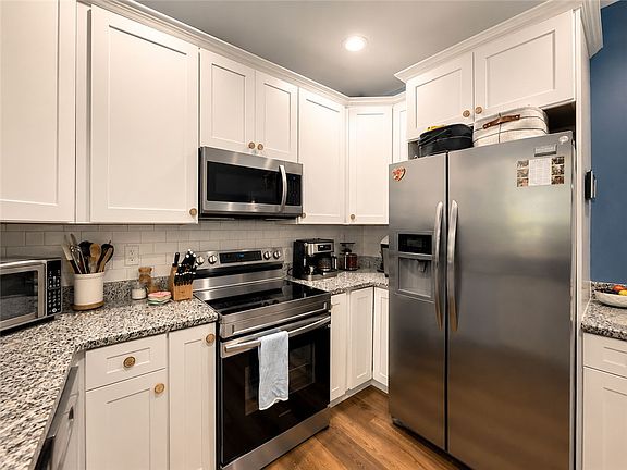 3rd image of 35 Riverbend Rd