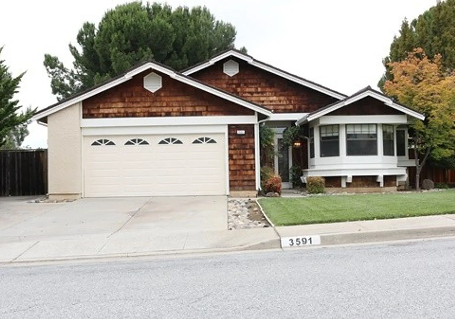 $4300 Excellent 3 Bed 2 Bath Home! — Photo 1