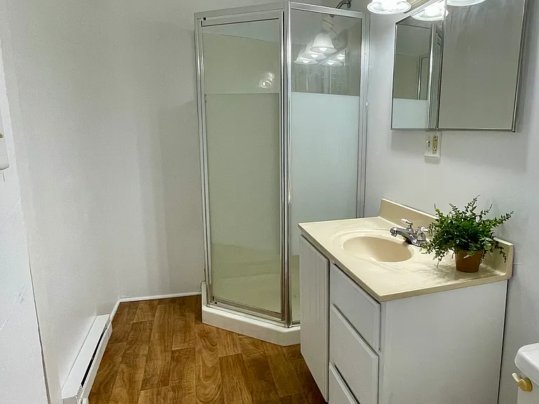 565 E Locust St — Photo 3