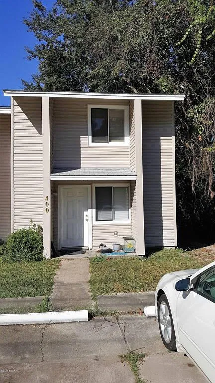 2 bed, 1000 sqft, $1,300 — Photo 1