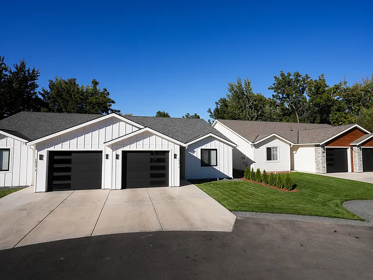 1037 SE Date Ave — Photo 2