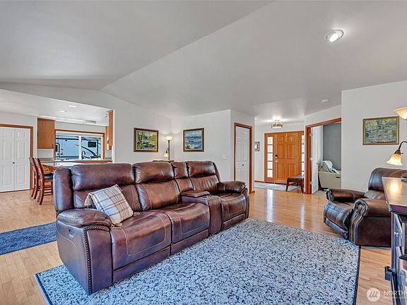 4th image of 451 Rhododendron Drive
