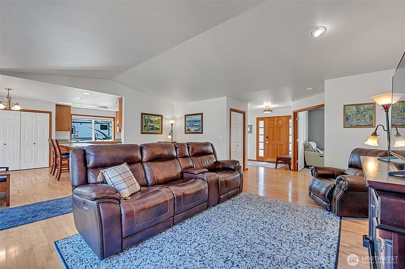4th image of 451 Rhododendron Drive