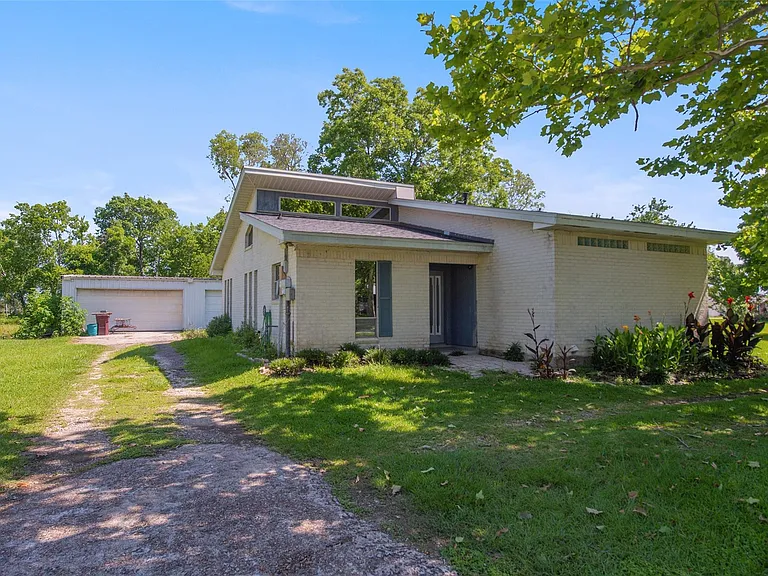 1208 Weyer St — Photo 1