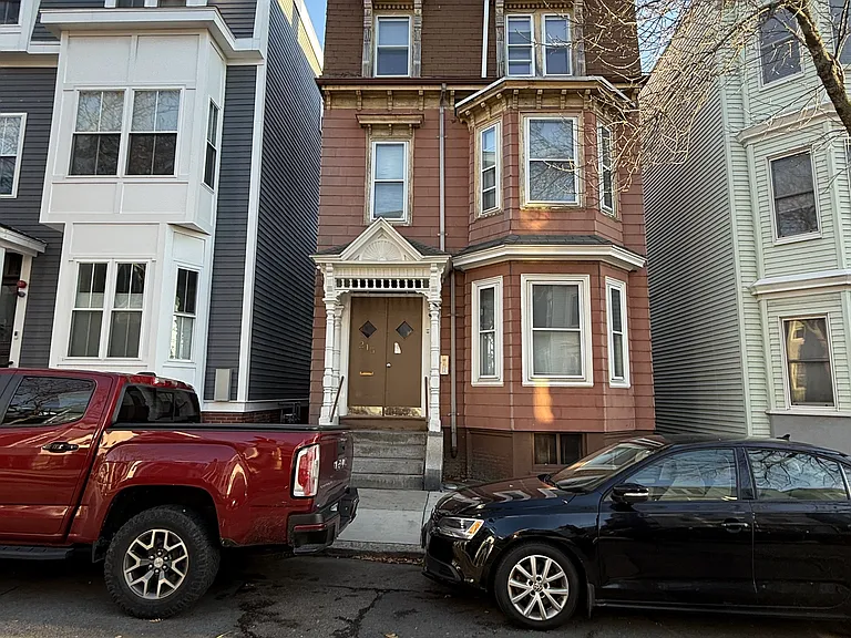 215 Lexington St #3 — Photo 11