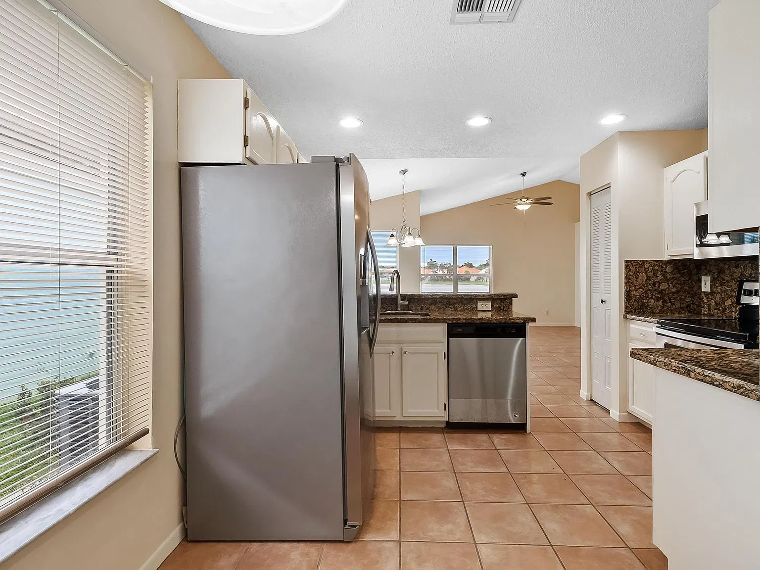 3 bed, 1338 sqft, $3,950 — Photo 2