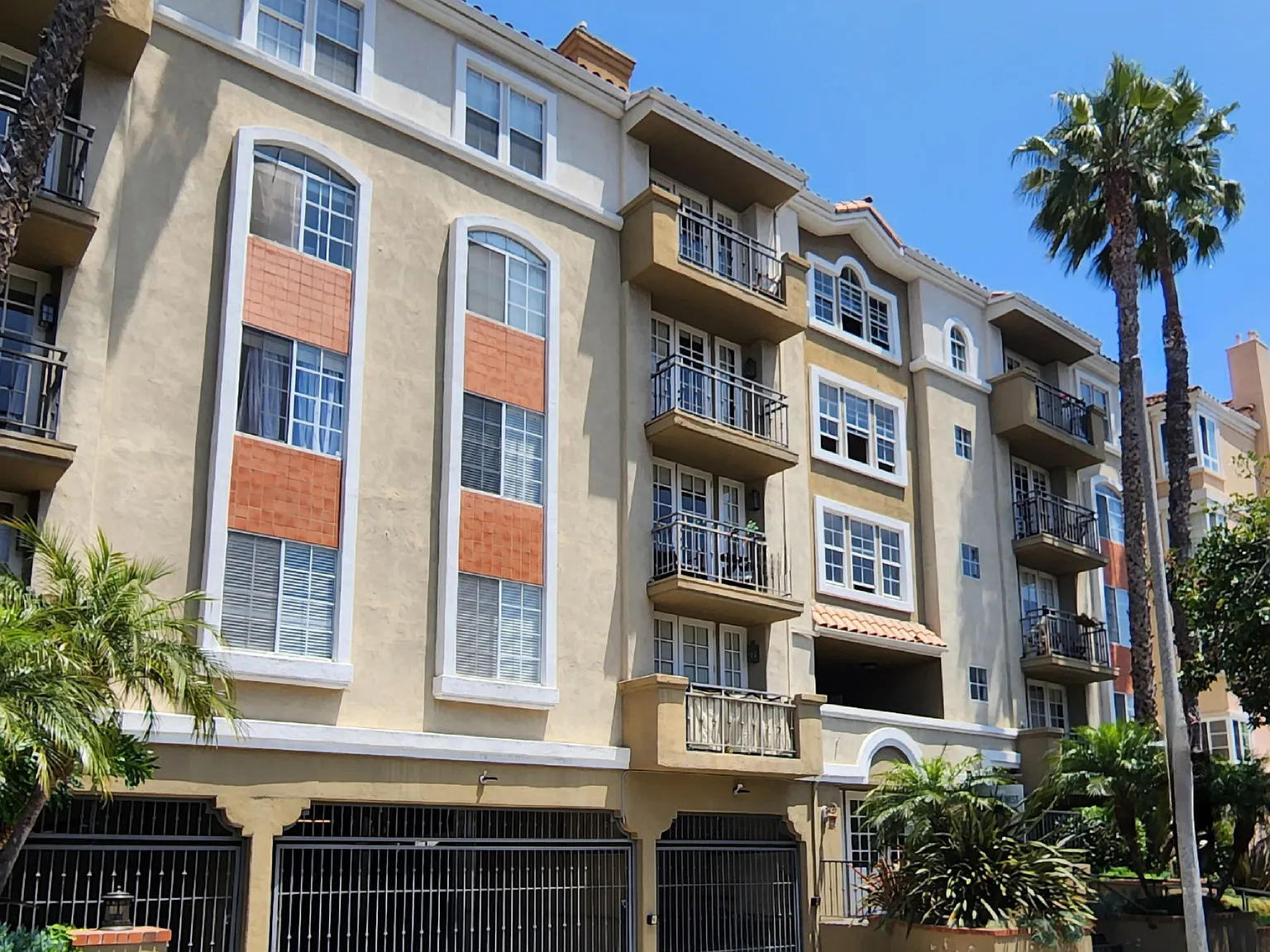 328 S Cloverdale Ave — Photo 1