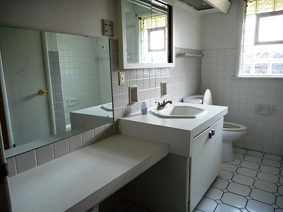 5th image of 2552 Oakwood Dr