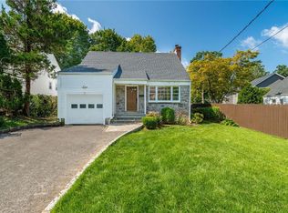 71 Parkway Cir, Scarsdale, NY 10583