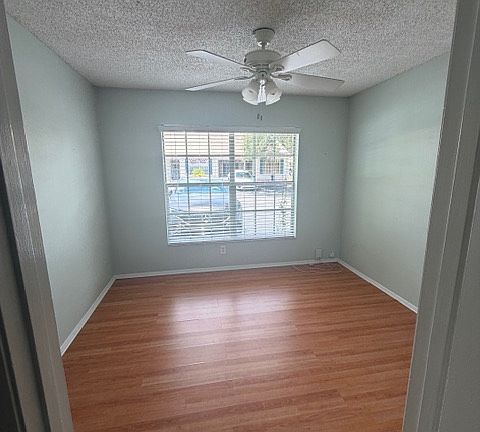 4th image of 300 Kent Pl
