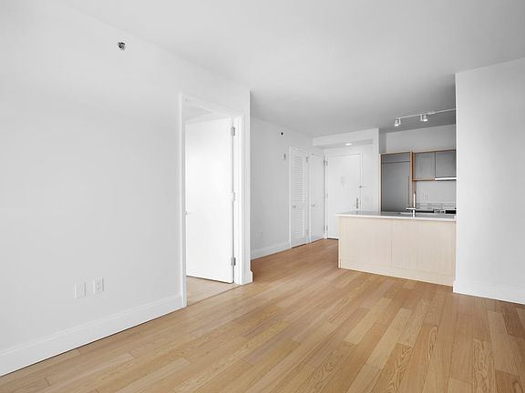5th image of 10 City Pt APT 31N