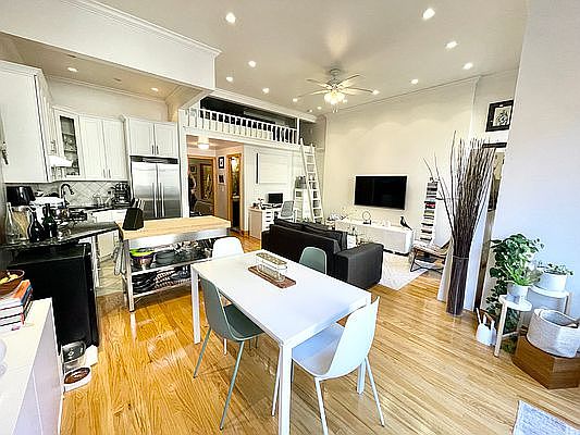 4th image of 330 W 76th St