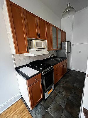 5th image of 103 W 69th St APT 4B