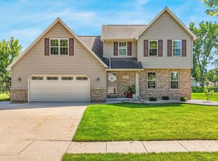 2014 Charles St, De Pere, WI 54115