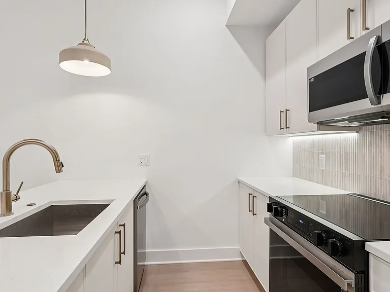 20 West — Photo 398