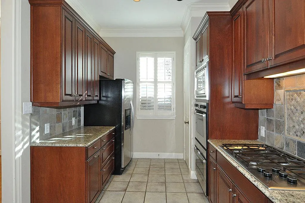 4 bed, 3.5 bath, 2585 sqft, $3,200 — Photo 3