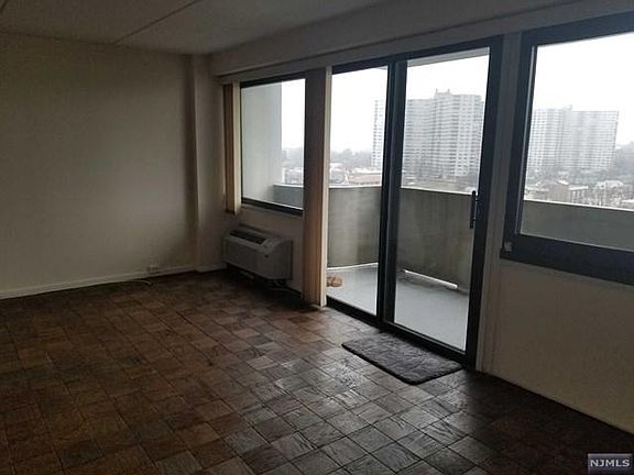 4th image of 1600 Center Ave APT 10B