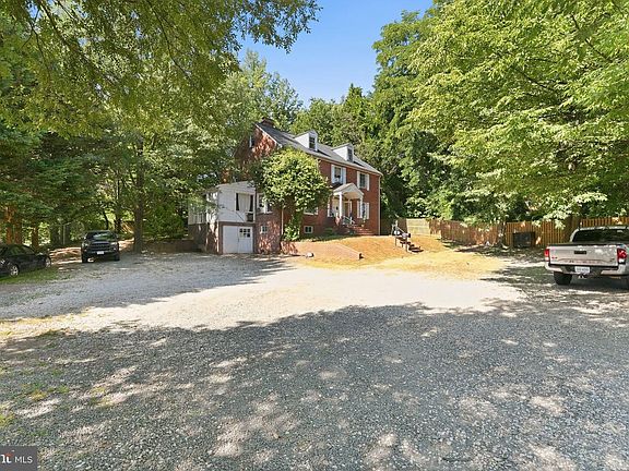 3rd image of 6025 Arlington Blvd