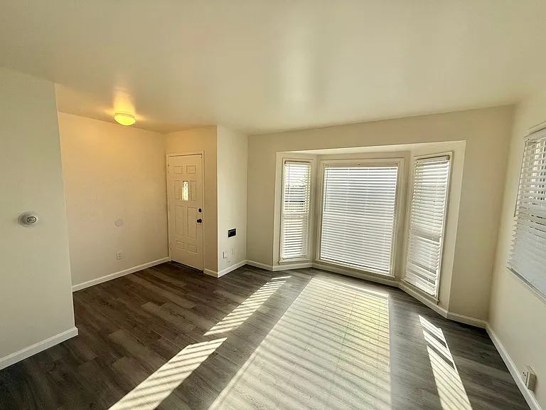 5302 Churchward — Photo 2