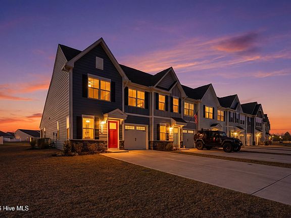 3rd image of 3157 Edgehill Drive