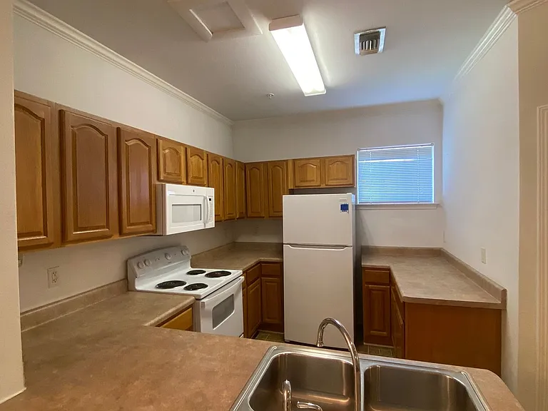 Hillcrest Apartments — Photo 6