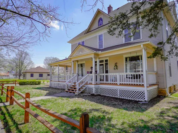 425 W 4th St, Holton, KS 66436