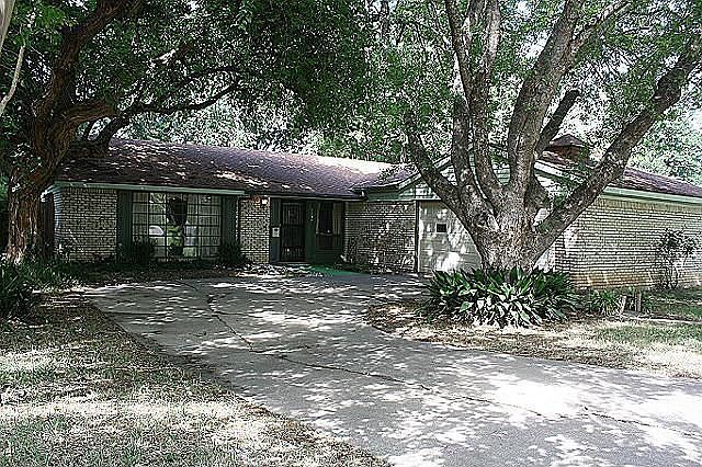 1st image of 2209 Emerson Ln
