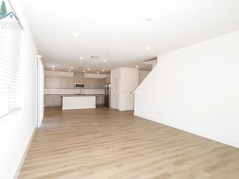 2824 Wrangell St — Photo 3