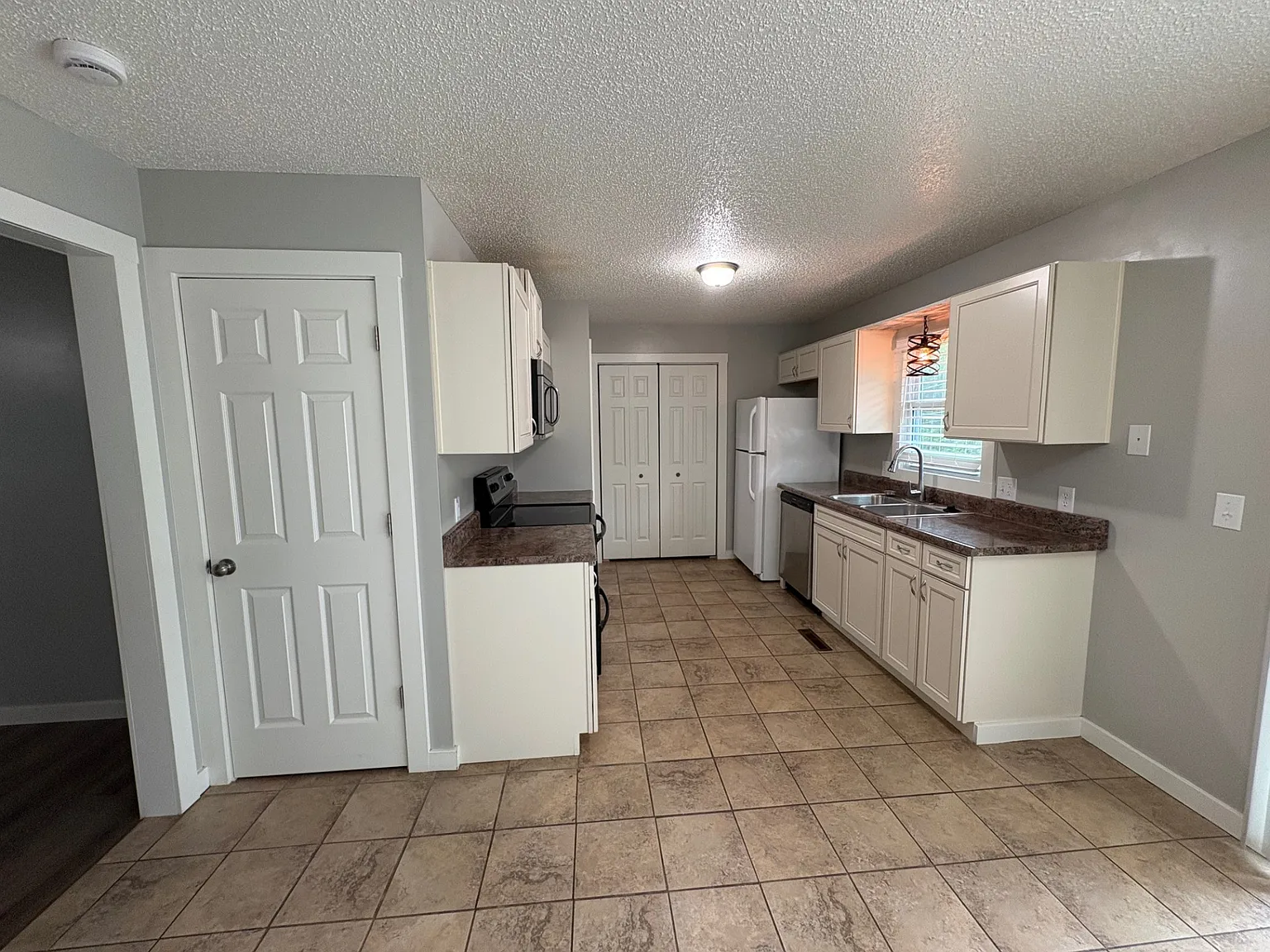 2 bed, 1000 sqft, $1,050 — Photo 3