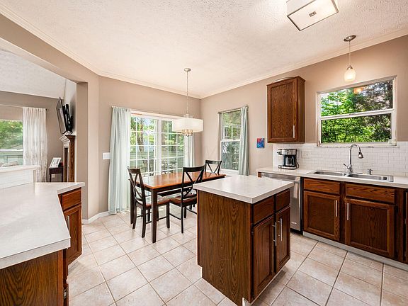 4th image of 571 Cherry Hill Dr