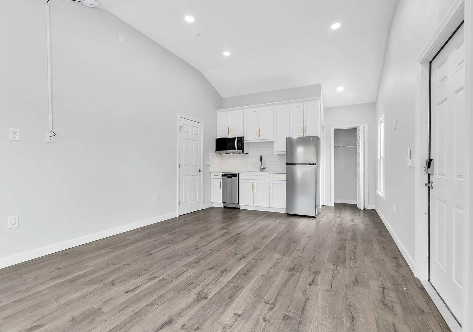 1156-1158 Tampa Bay Growth Fund Principal LLC — Photo 2