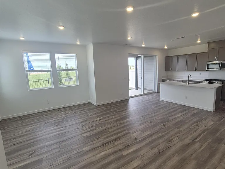 1749 N Big Star Ave — Photo 2