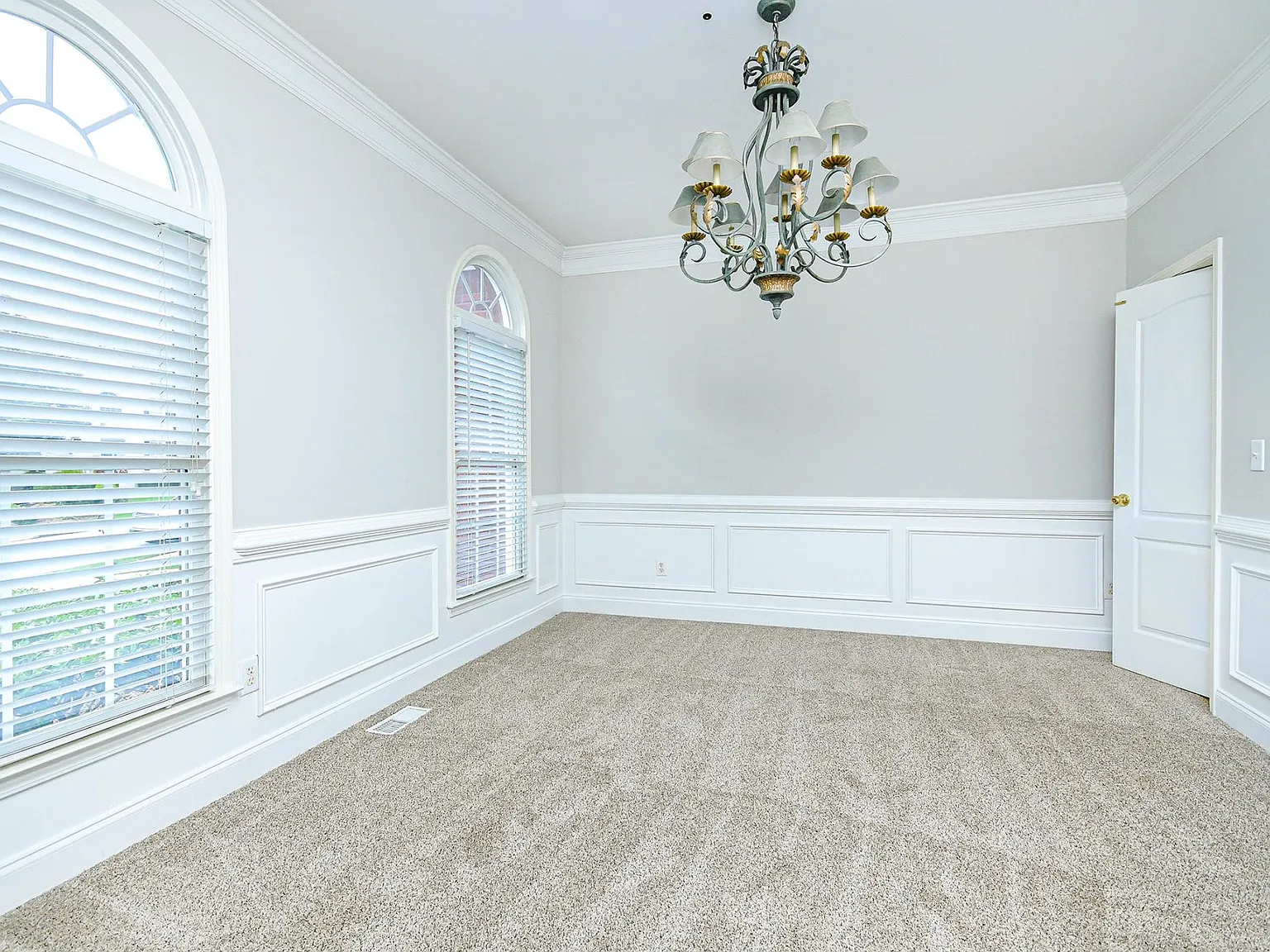 4533 Fairecroft Terrace — Photo 3