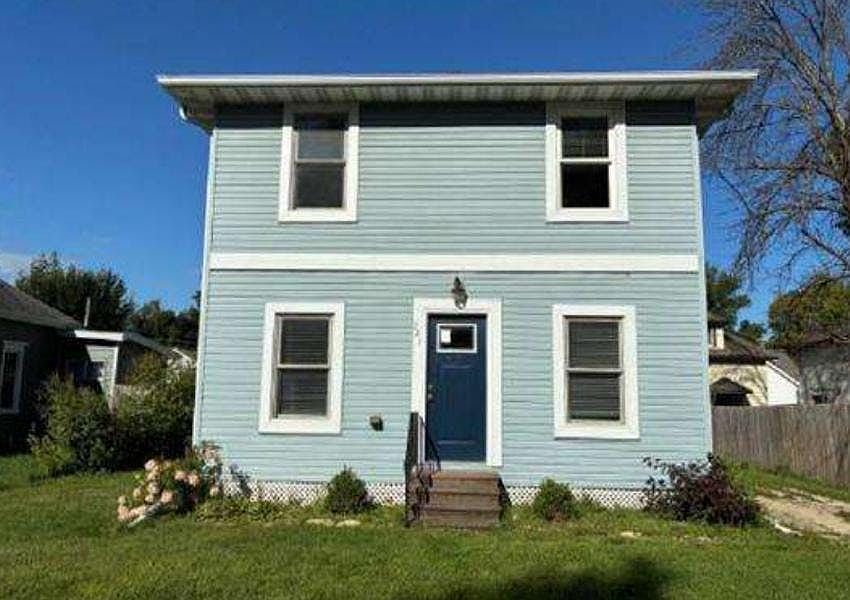 1st image of 221 11th Ave NE