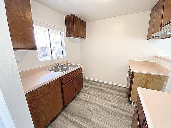 4th image of 819 Redondo Ave #302